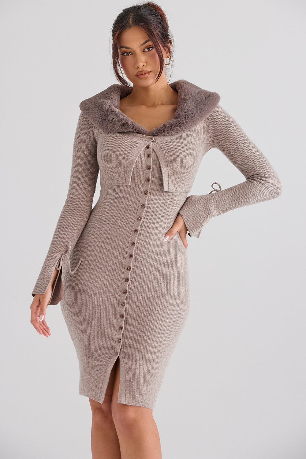 Mirelle Jurk – Beige Gebreide Jurk met Nepbontkraag en Elegante Knopen