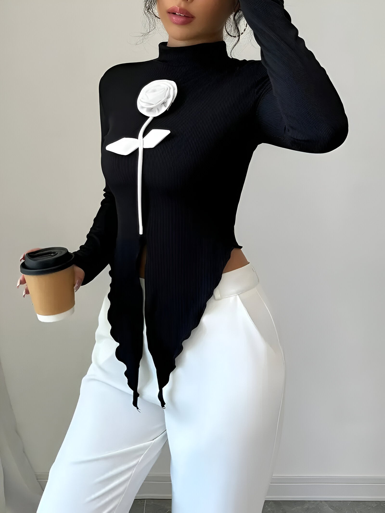 Isolenne – Chic Dames T-shirt met Hoge Kraag, Lange Mouwen & Rozenaccent