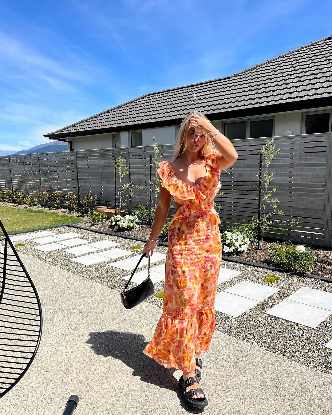 Floressa – Zomerse bloemenjurk met ruches en elegante open details