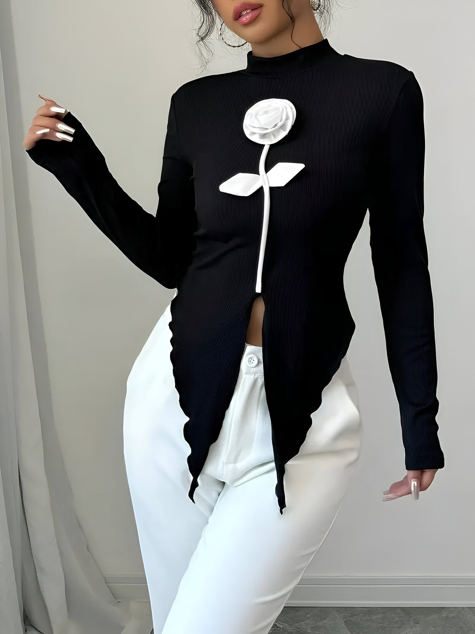 Isolenne – Chic Dames T-shirt met Hoge Kraag, Lange Mouwen & Rozenaccent