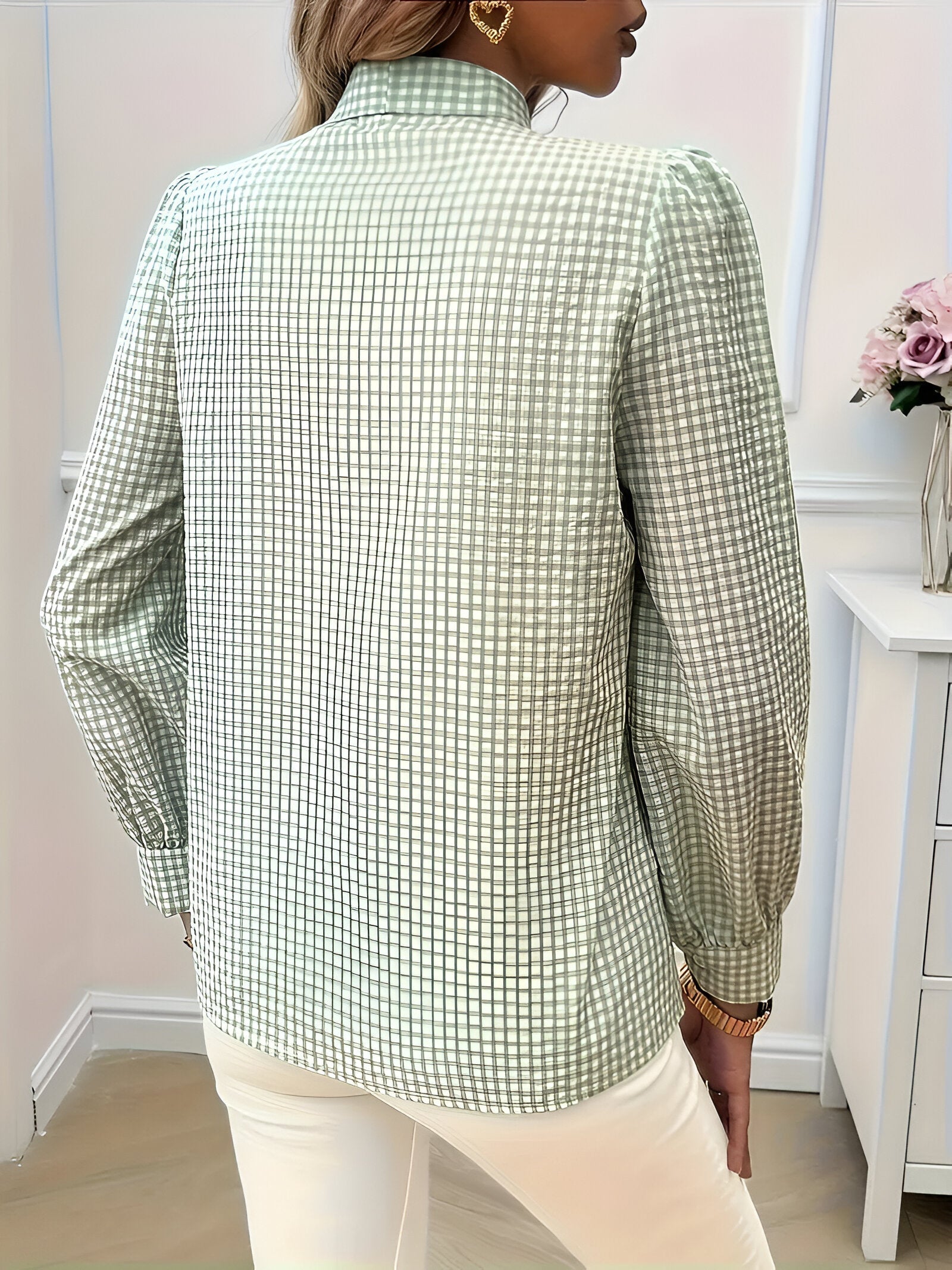 Éliane Checked Blouse – stijlvolle blouse met ruitpatroon, strikdetail en giletstijl