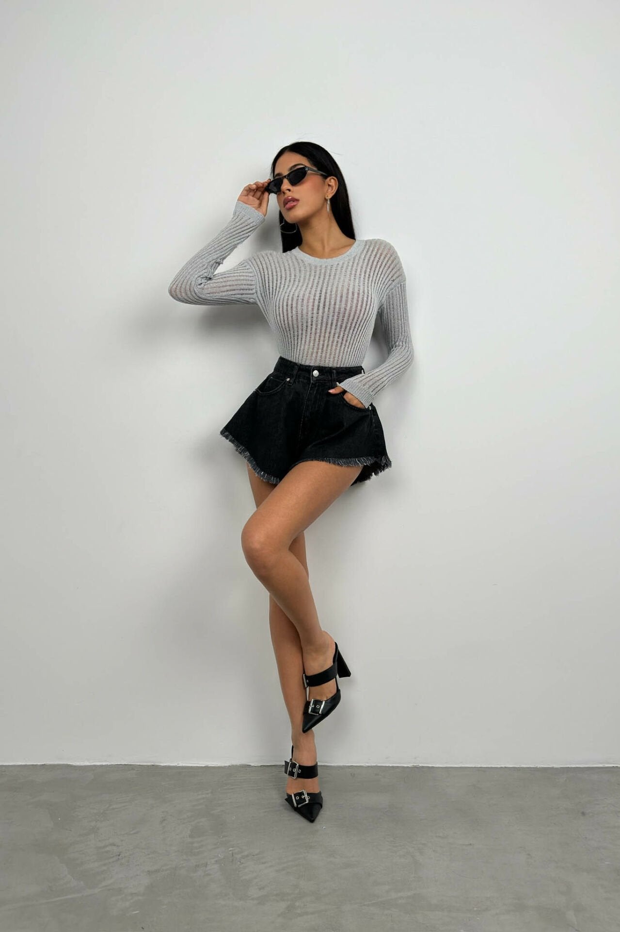 Cyrénne Grijze Geribbelde Damesblouse – Modern en Elegant