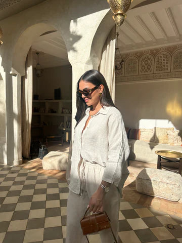 Selviane – Luchtige co-ord set met losvallende blouse en rechte broek  html Copy Edit