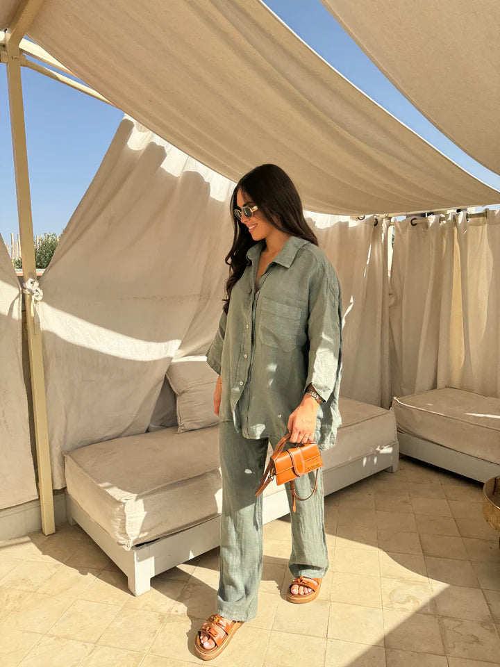 Selviane – Luchtige co-ord set met losvallende blouse en rechte broek  html Copy Edit