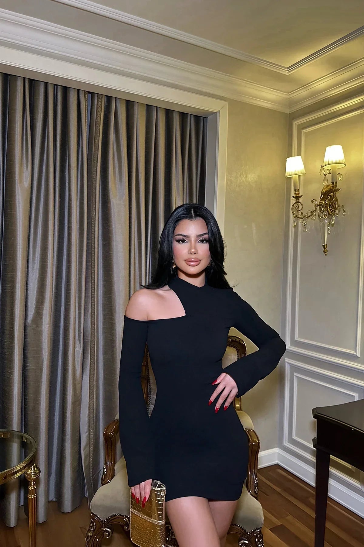 Sorelle Zwarte One-Shoulder Jurk met Cut-Out – Elegant en Verleidelijk