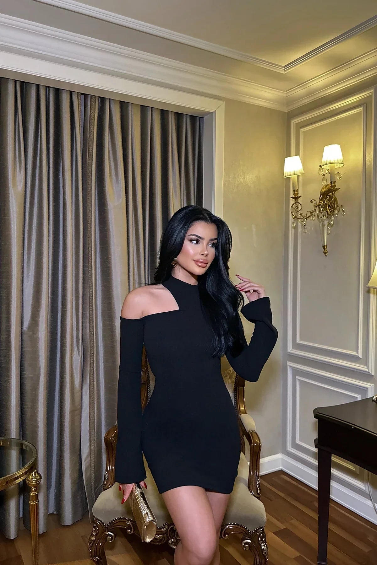 Sorelle Zwarte One-Shoulder Jurk met Cut-Out – Elegant en Verleidelijk