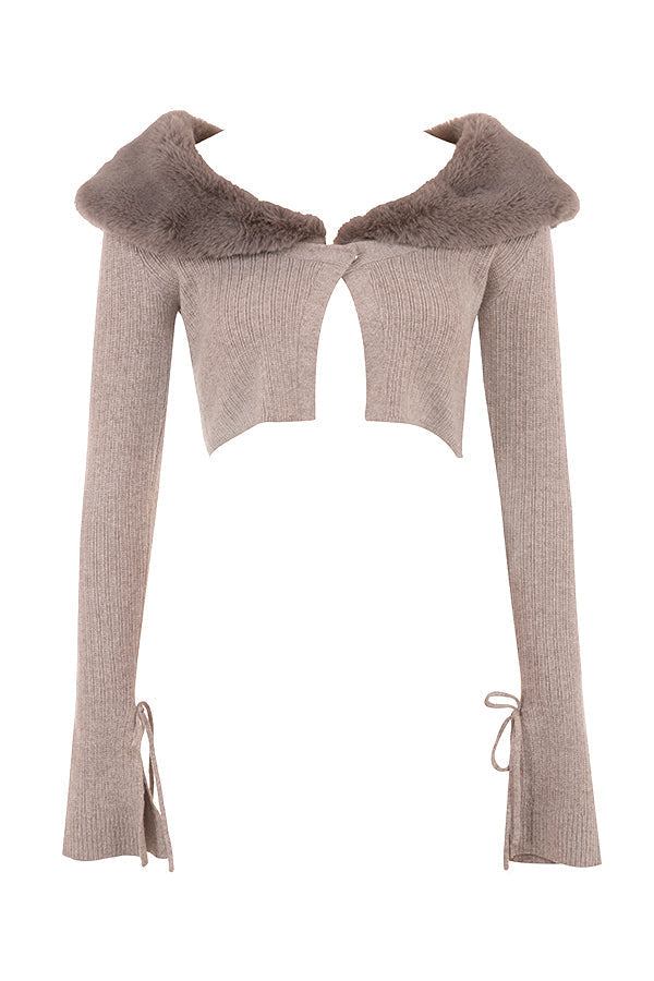 Mirelle Jurk – Beige Gebreide Jurk met Nepbontkraag en Elegante Knopen