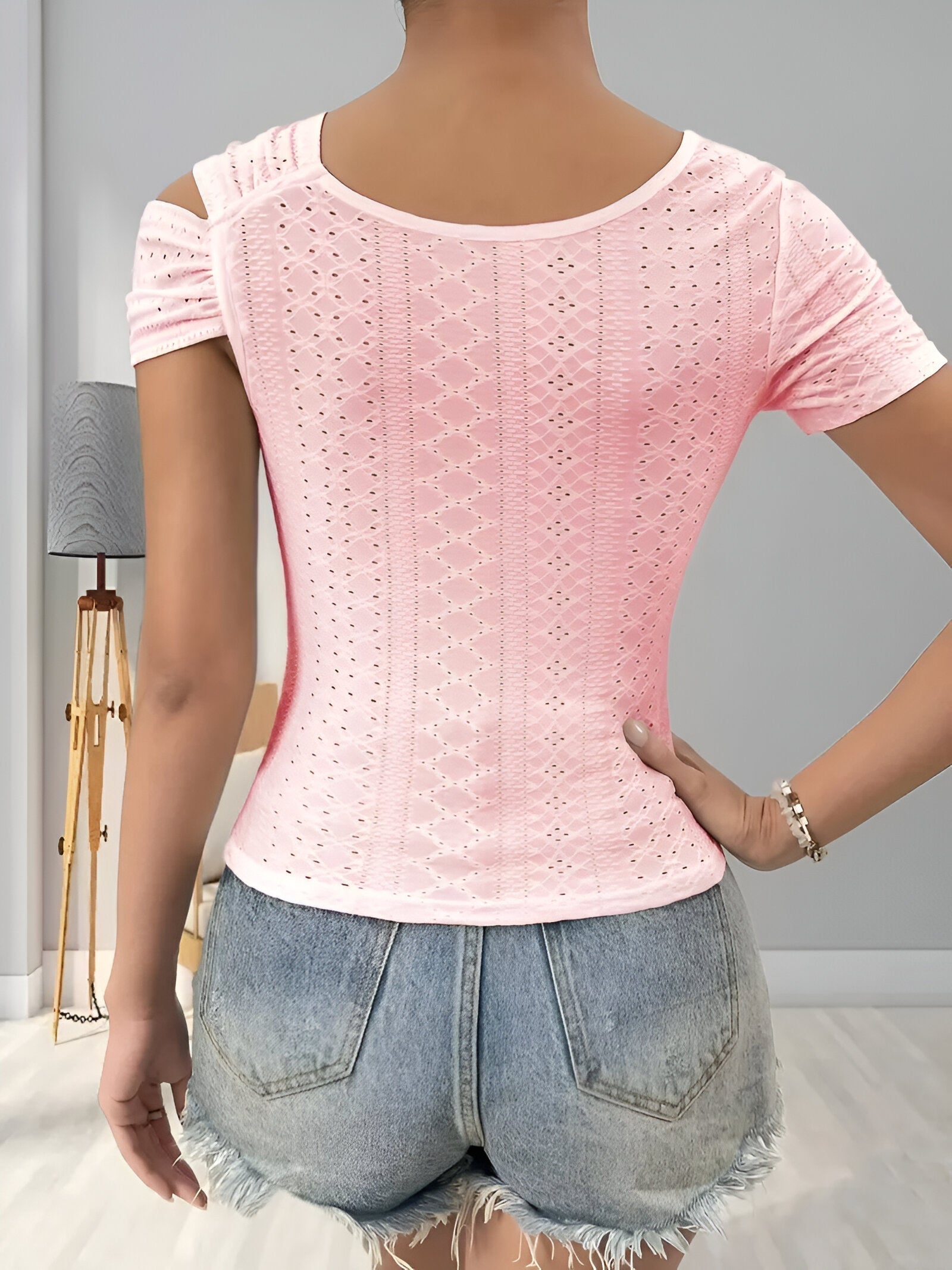 Eloria Asymmetric Blouse – elegante blouse met uitgesneden details en moderne flair