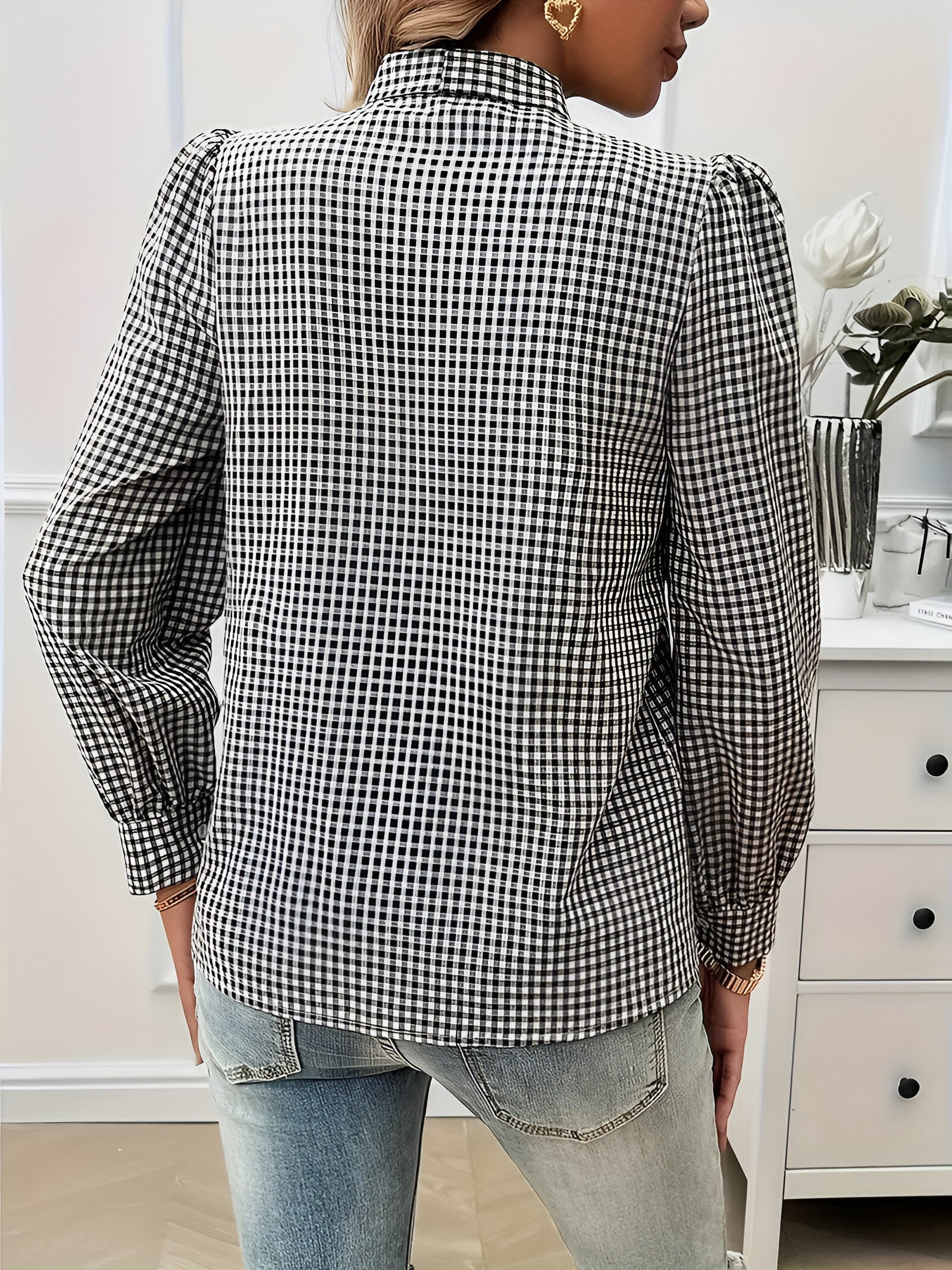 Éliane Checked Blouse – stijlvolle blouse met ruitpatroon, strikdetail en giletstijl