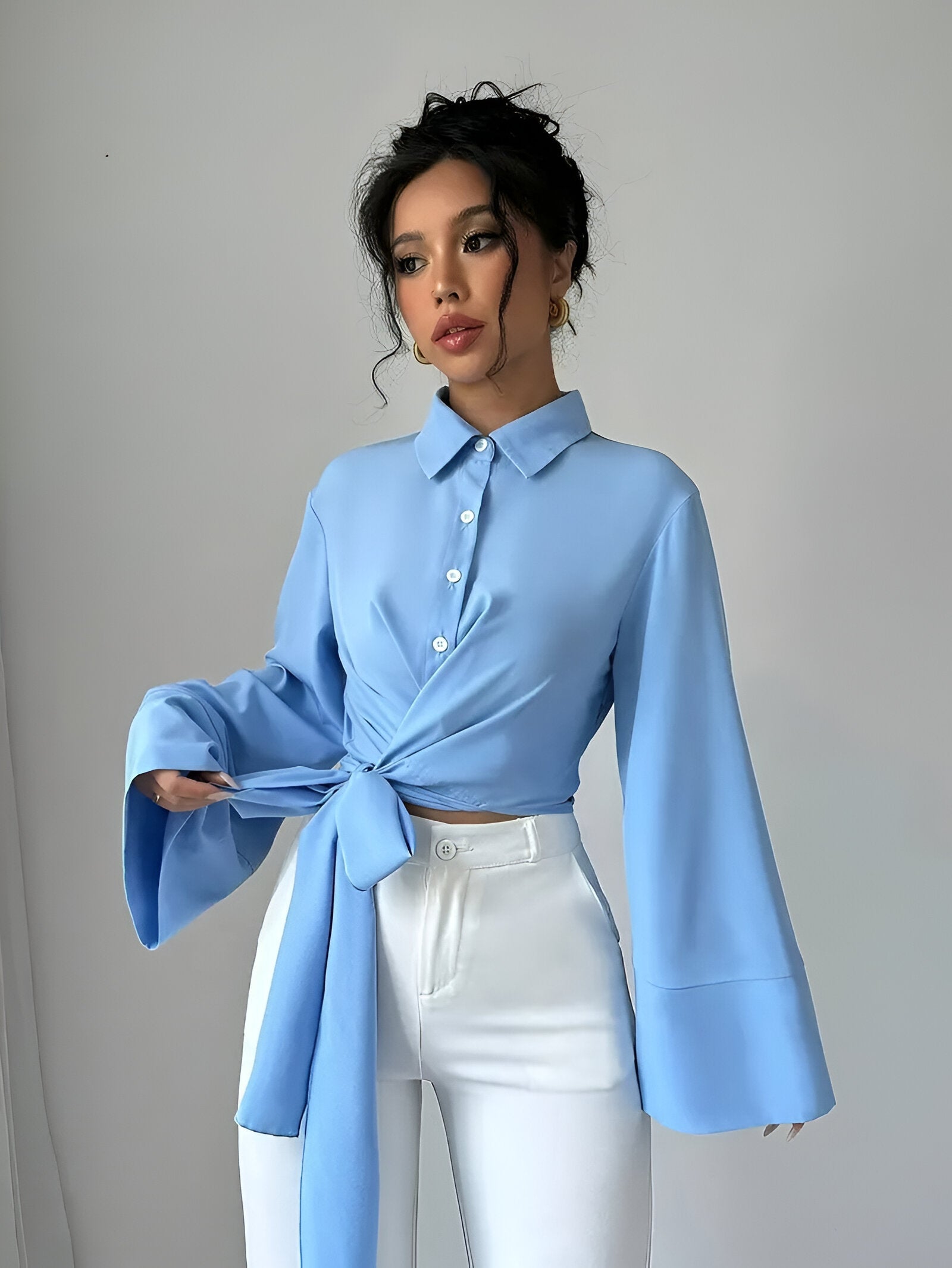 Althéa Crop Top – speelse crop top met rechte halslijn, klokkende mouwen en strikdetail