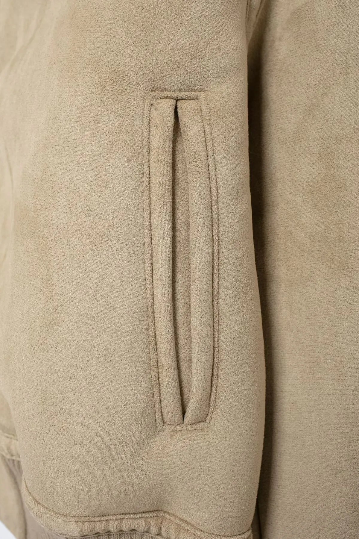 Corvella Jack – Beige Jack met Imitatiebontkraag en Verfijnde Afwerking