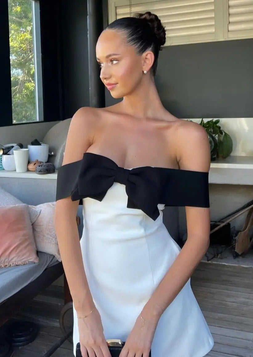 Isalyn Two-Tone Schoudervrije Jurk – Elegant, Vrouwelijk en Tijdloos Chic