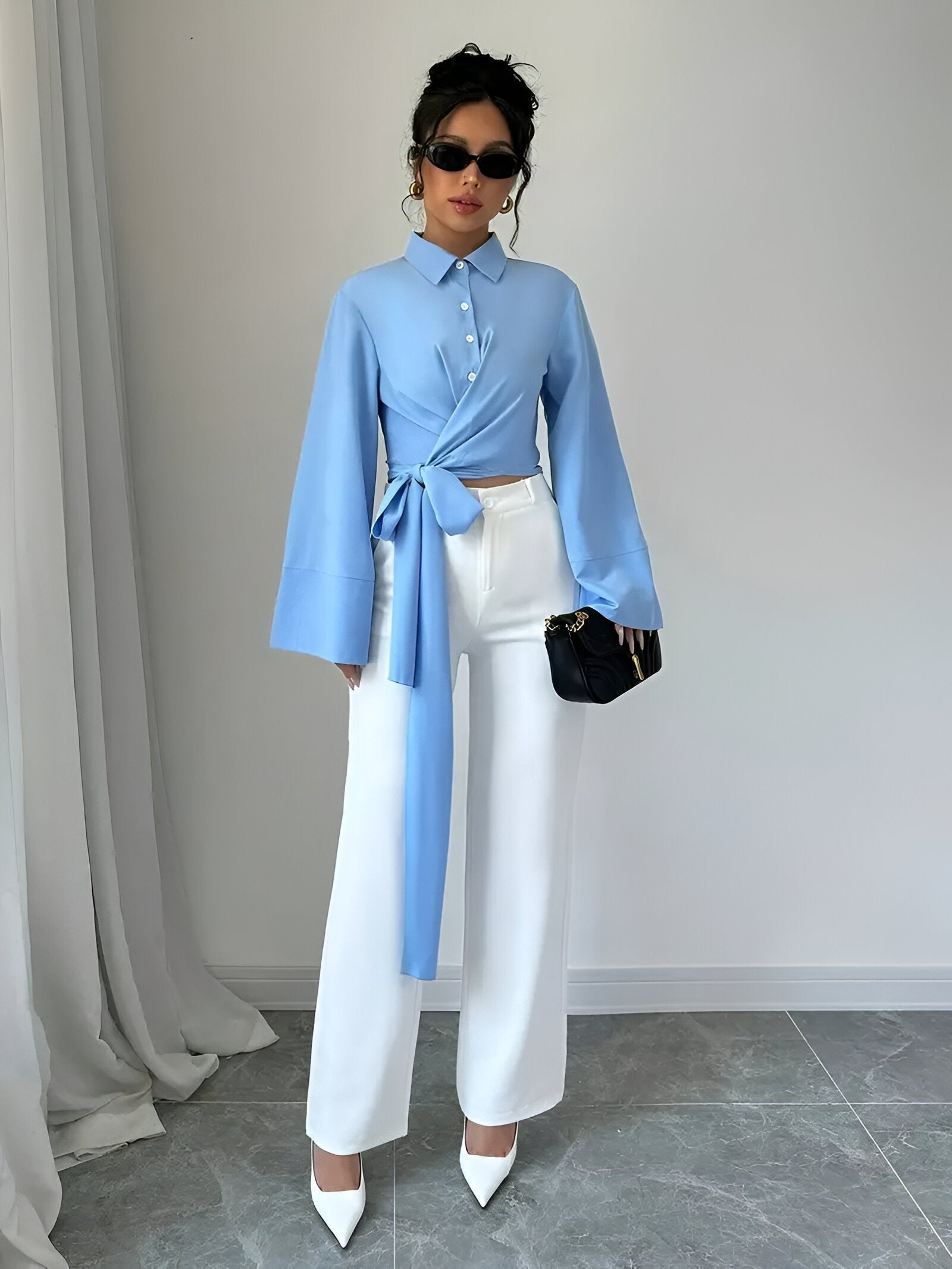 Althéa Crop Top – speelse crop top met rechte halslijn, klokkende mouwen en strikdetail