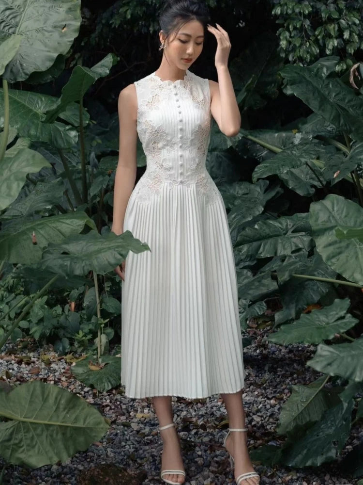 Auralène – Witte zomerjurk met gehaakte details en geplooide rok