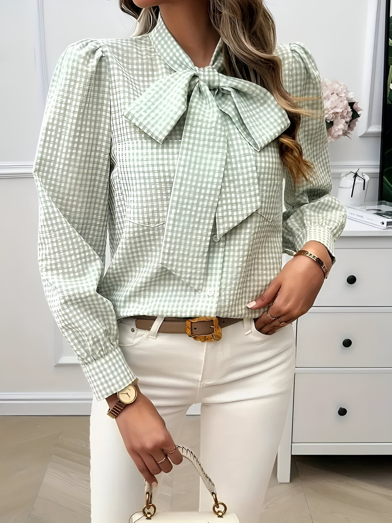 Éliane Checked Blouse – stijlvolle blouse met ruitpatroon, strikdetail en giletstijl