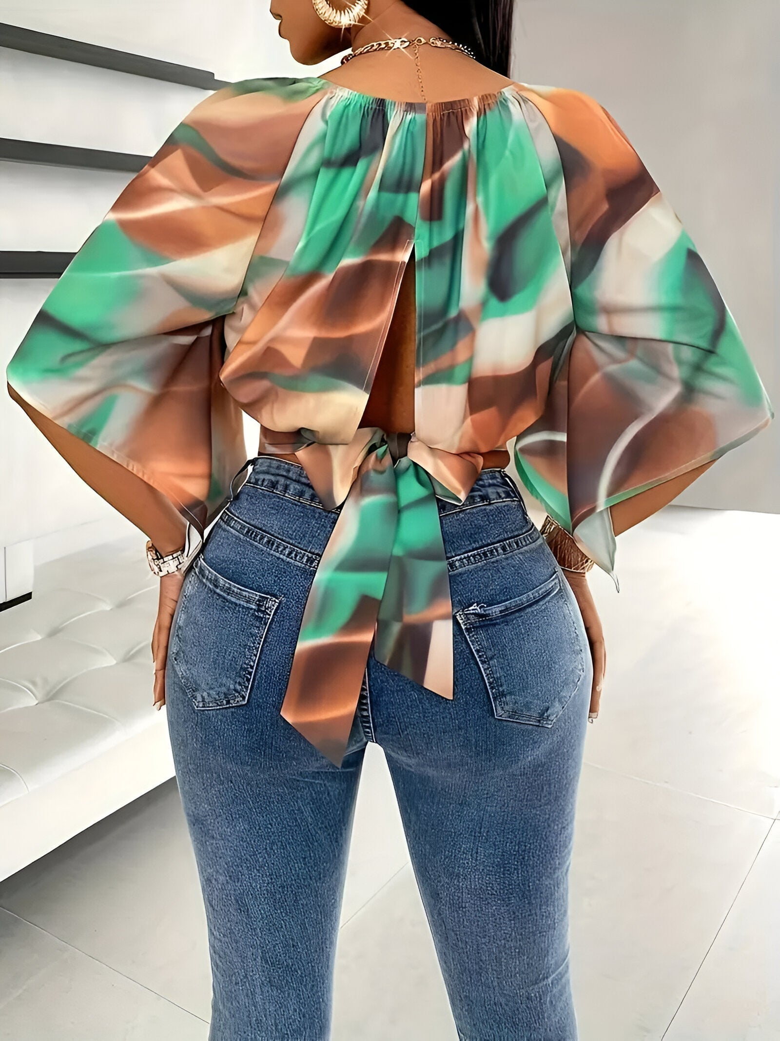 Saphira Tie-Dye Blouse – speelse blouse met ronde hals en tijdloze veelzijdigheid