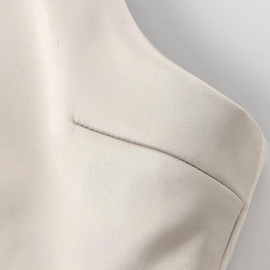 Selvyna Haltertop met Taillestrik – Tijdloze Elegantie & Moderne Allure