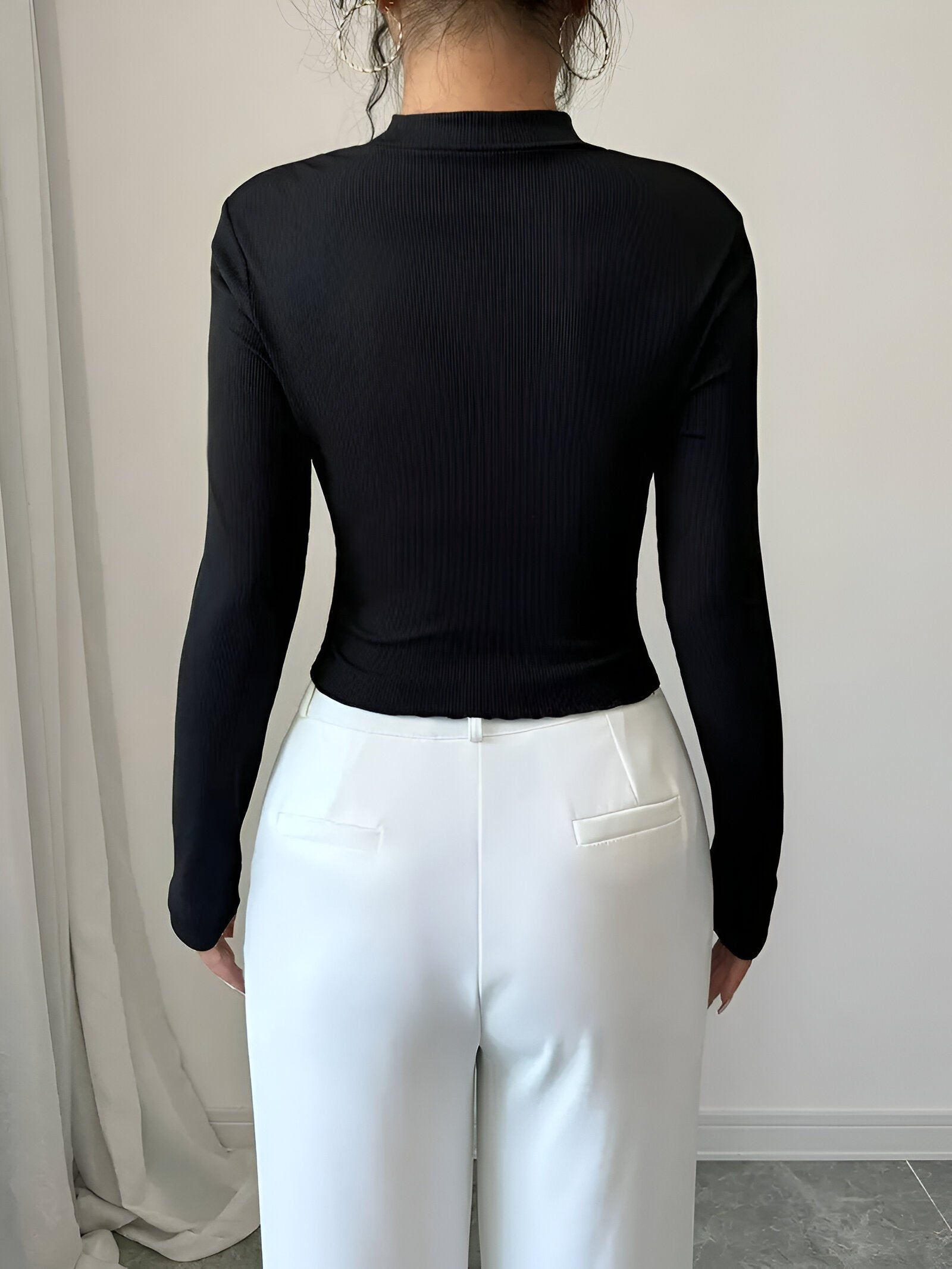 Isolenne – Chic Dames T-shirt met Hoge Kraag, Lange Mouwen & Rozenaccent