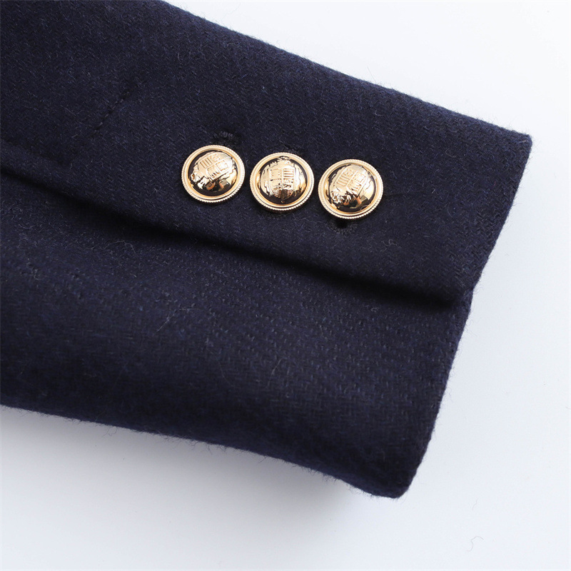 Celinne Jas – Verfijnde Midlange Jas met Parelknopen en Opstaande Kraag