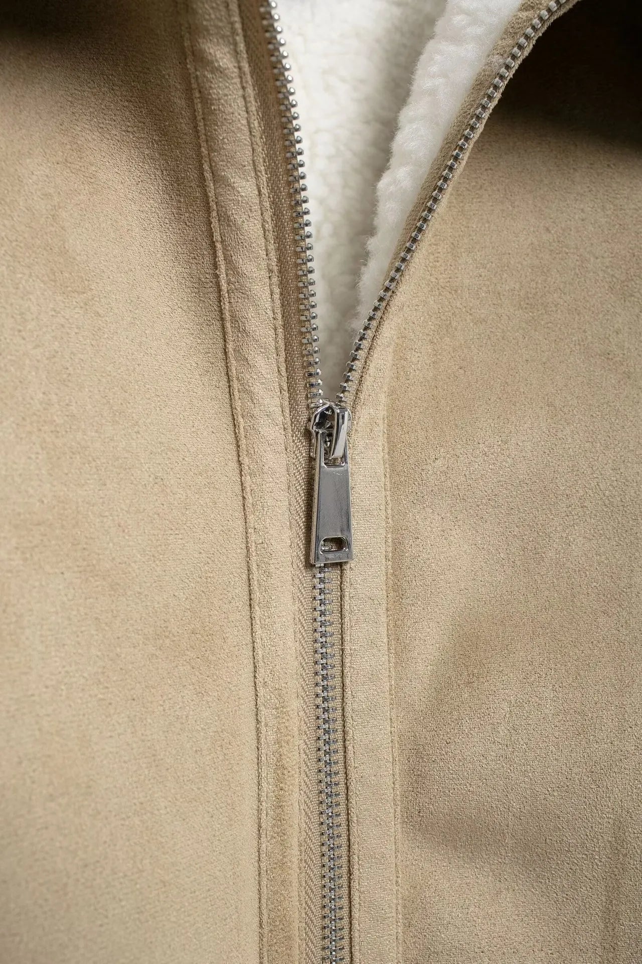 Corvella Jack – Beige Jack met Imitatiebontkraag en Verfijnde Afwerking