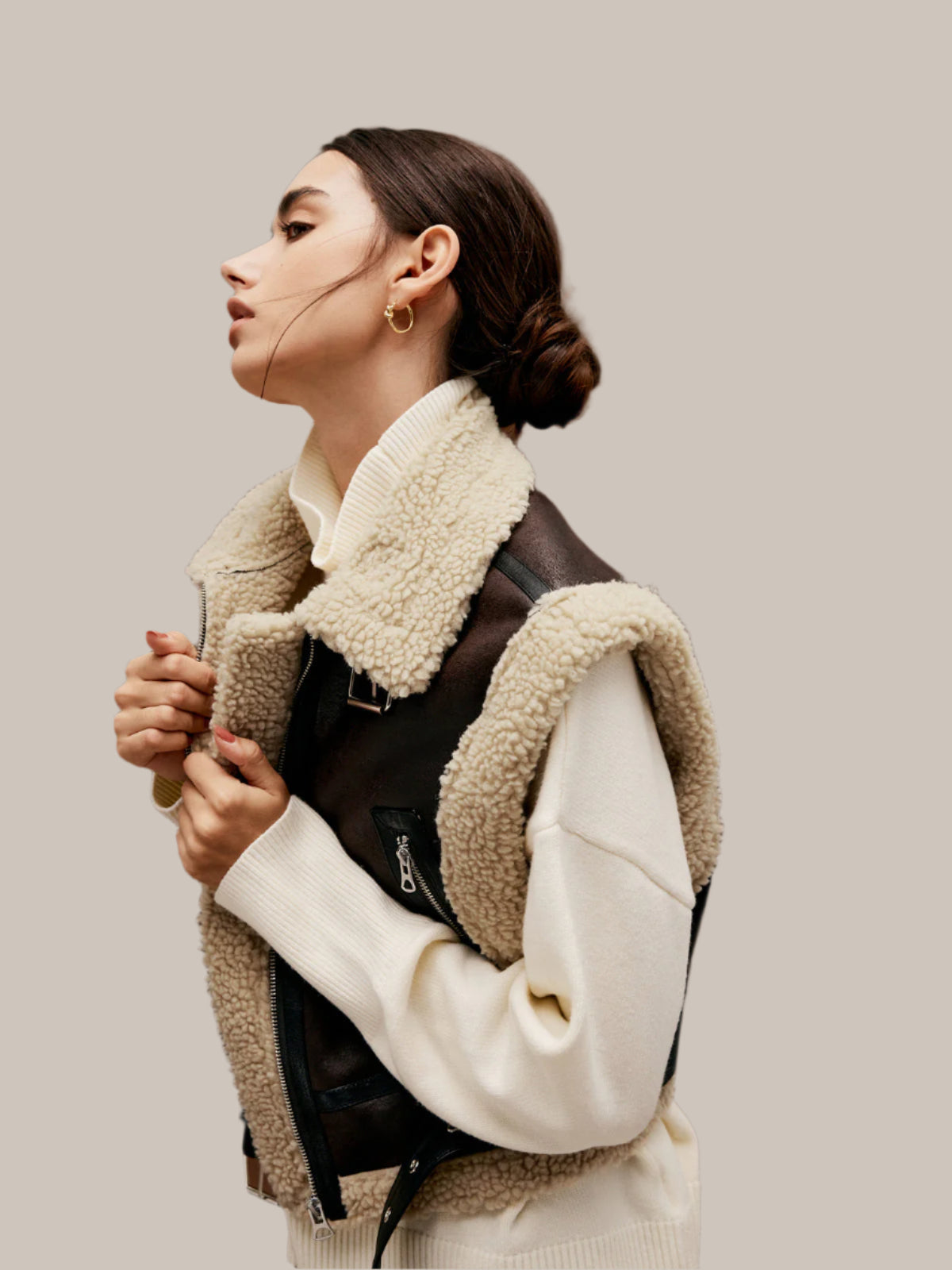 Soraya Bodywarmer – Donkerbruine Leren Bodywarmer met Crèmekleurige Bontaccenten