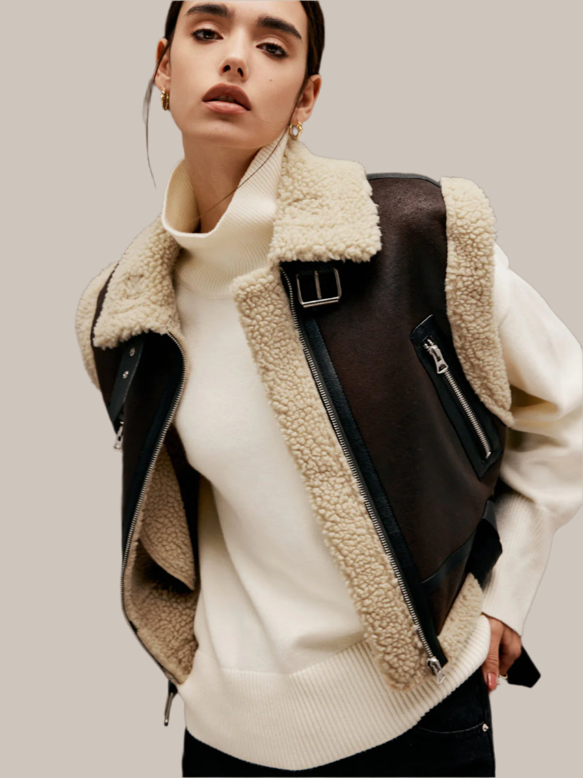 Soraya Bodywarmer – Donkerbruine Leren Bodywarmer met Crèmekleurige Bontaccenten