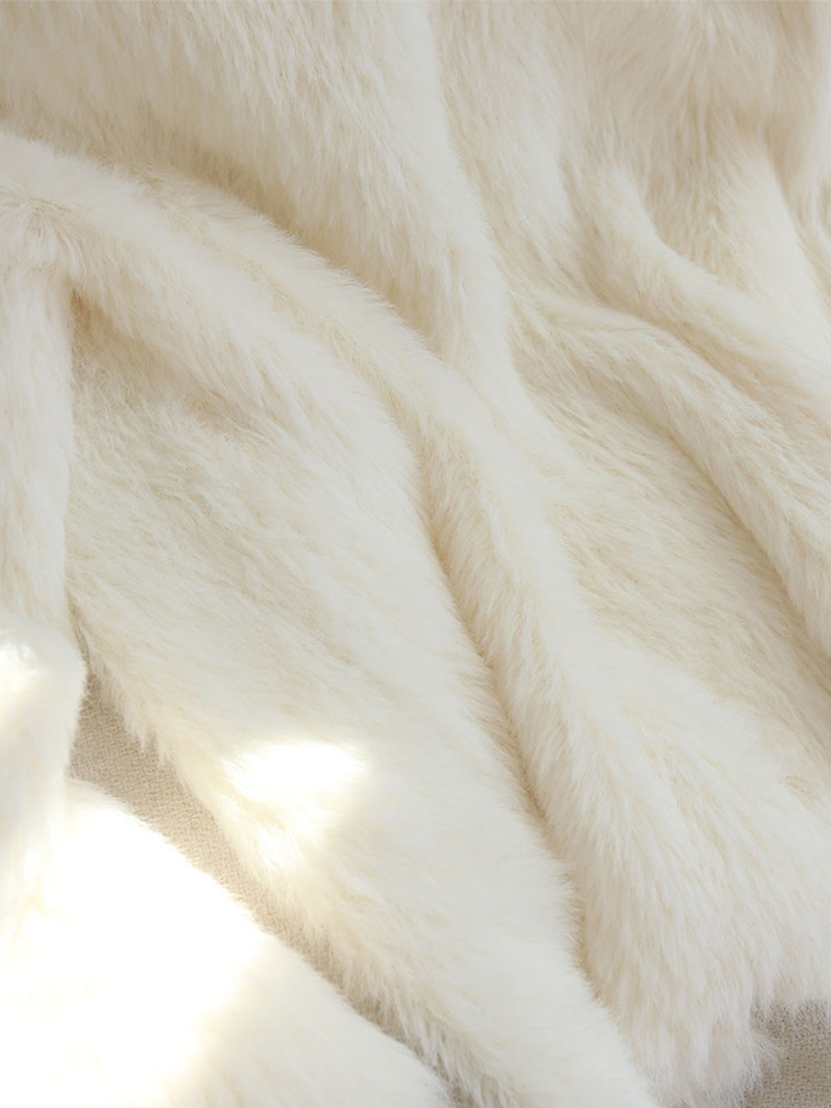 Améline Fuzzy Knit Sweater – zachte V-hals trui met warme textuur en elegante pasvorm