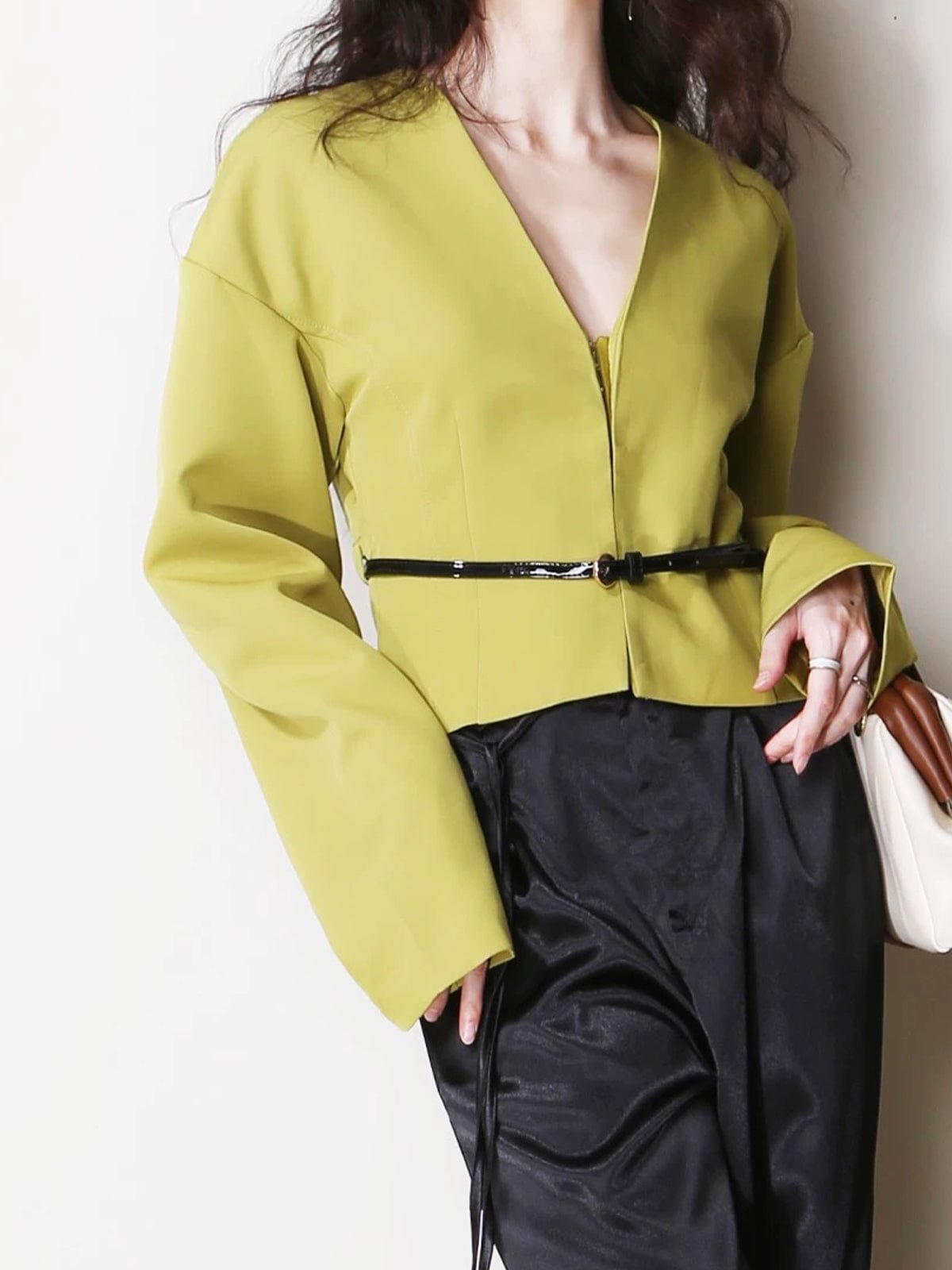 Eliora Verkorte V-hals Blazer met Ceintuur – Modern, Elegant en Verfijnd