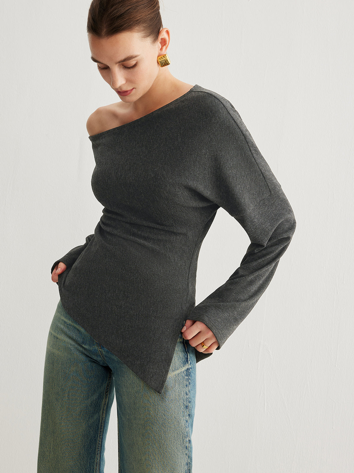 Elara Asymmetric Rib Top – Verfijnde Eenvoud met een Moderne Twist