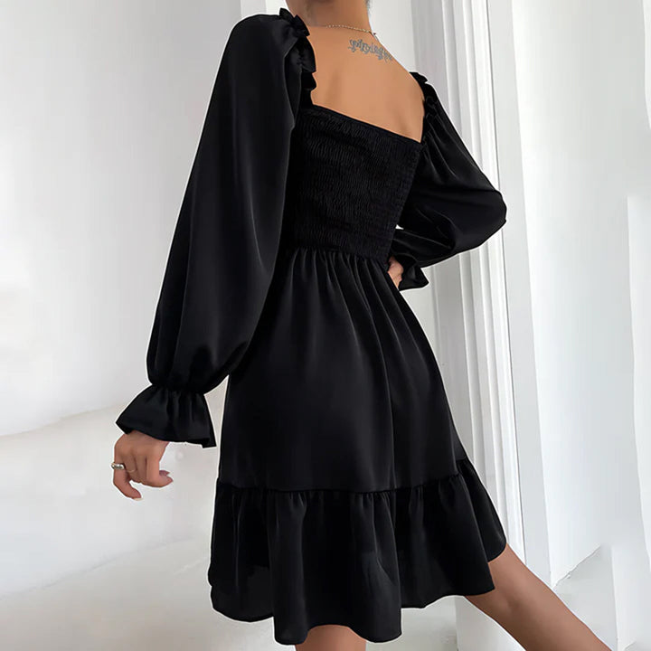 Veloura – Speelse mini-jurk met elegante ruches en vierkante halslijn