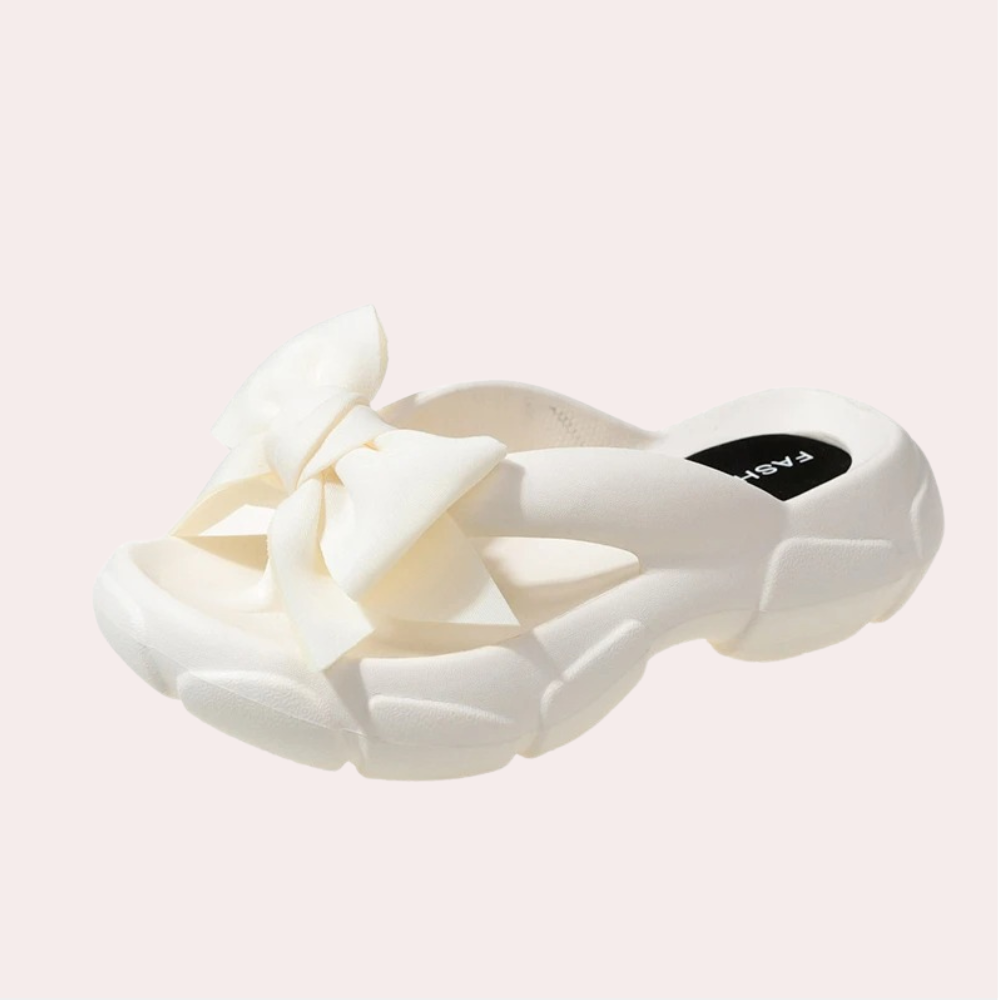 Lioraé – Verfijnde Ergonomische Zomerslippers met Strik en Sleehak