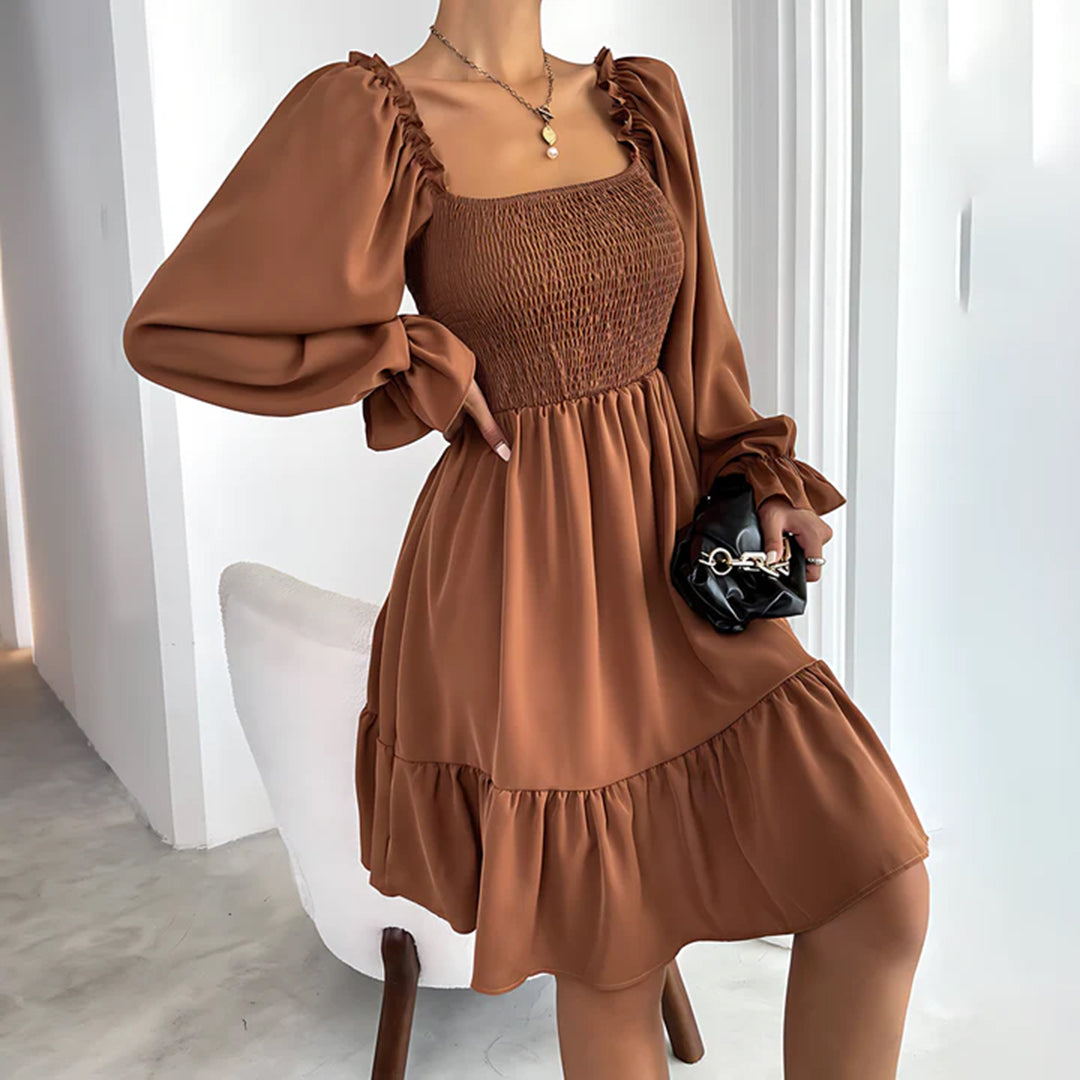 Veloura – Speelse mini-jurk met elegante ruches en vierkante halslijn