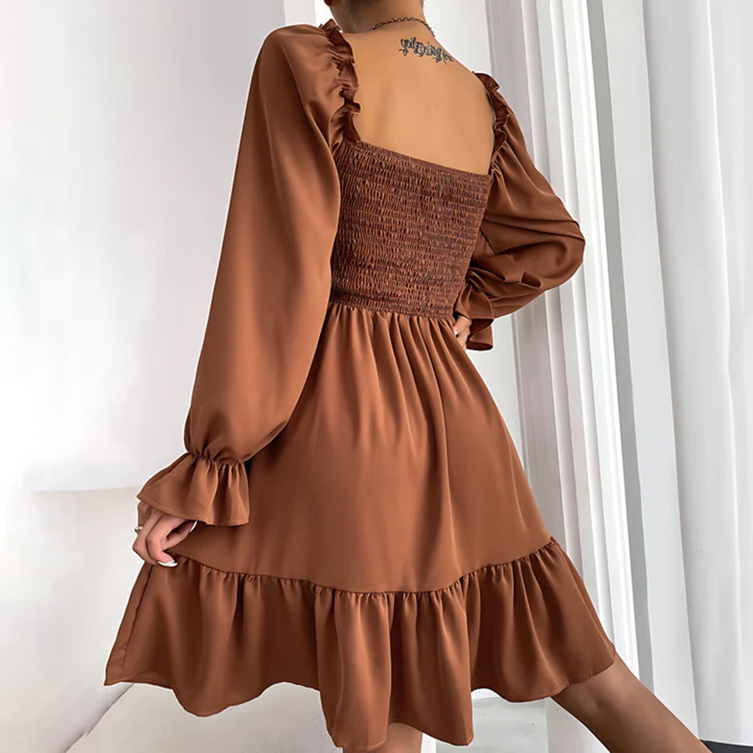 Veloura – Speelse mini-jurk met elegante ruches en vierkante halslijn