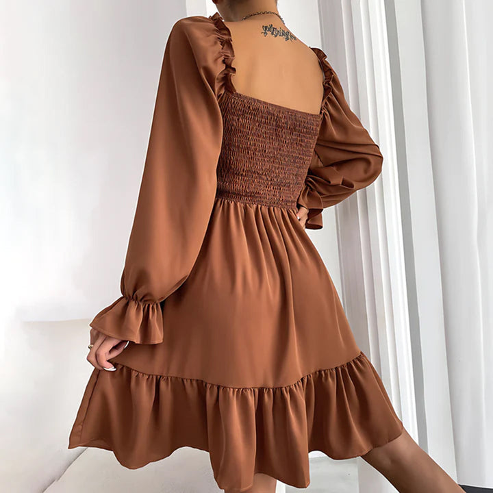 Veloura – Speelse mini-jurk met elegante ruches en vierkante halslijn