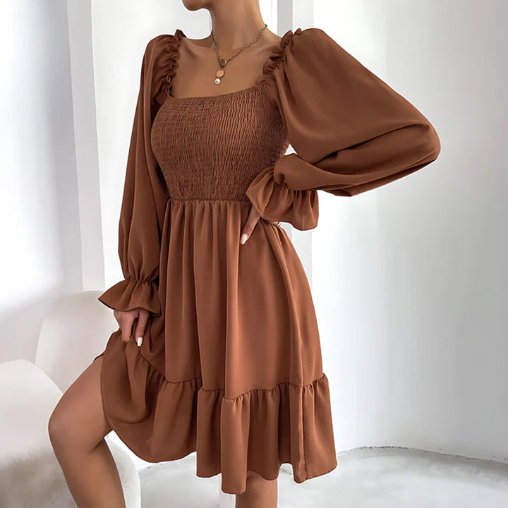 Veloura – Speelse mini-jurk met elegante ruches en vierkante halslijn