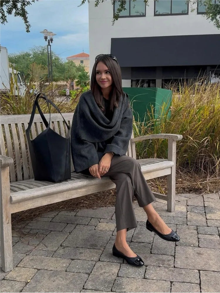 Selene Mantel met Ingebouwde Sjaal – Waar Klassieke Elegantie en Comfort Samenkomen