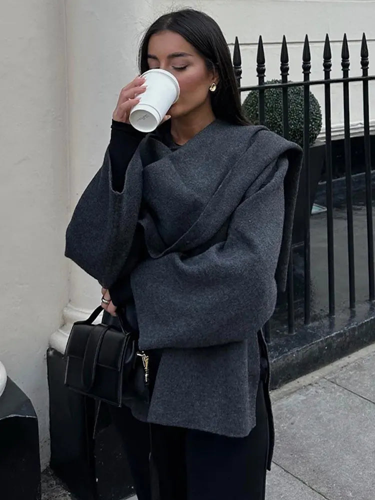 Selene Mantel met Ingebouwde Sjaal – Waar Klassieke Elegantie en Comfort Samenkomen