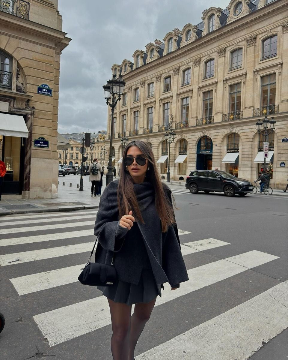 Selene Mantel met Ingebouwde Sjaal – Waar Klassieke Elegantie en Comfort Samenkomen