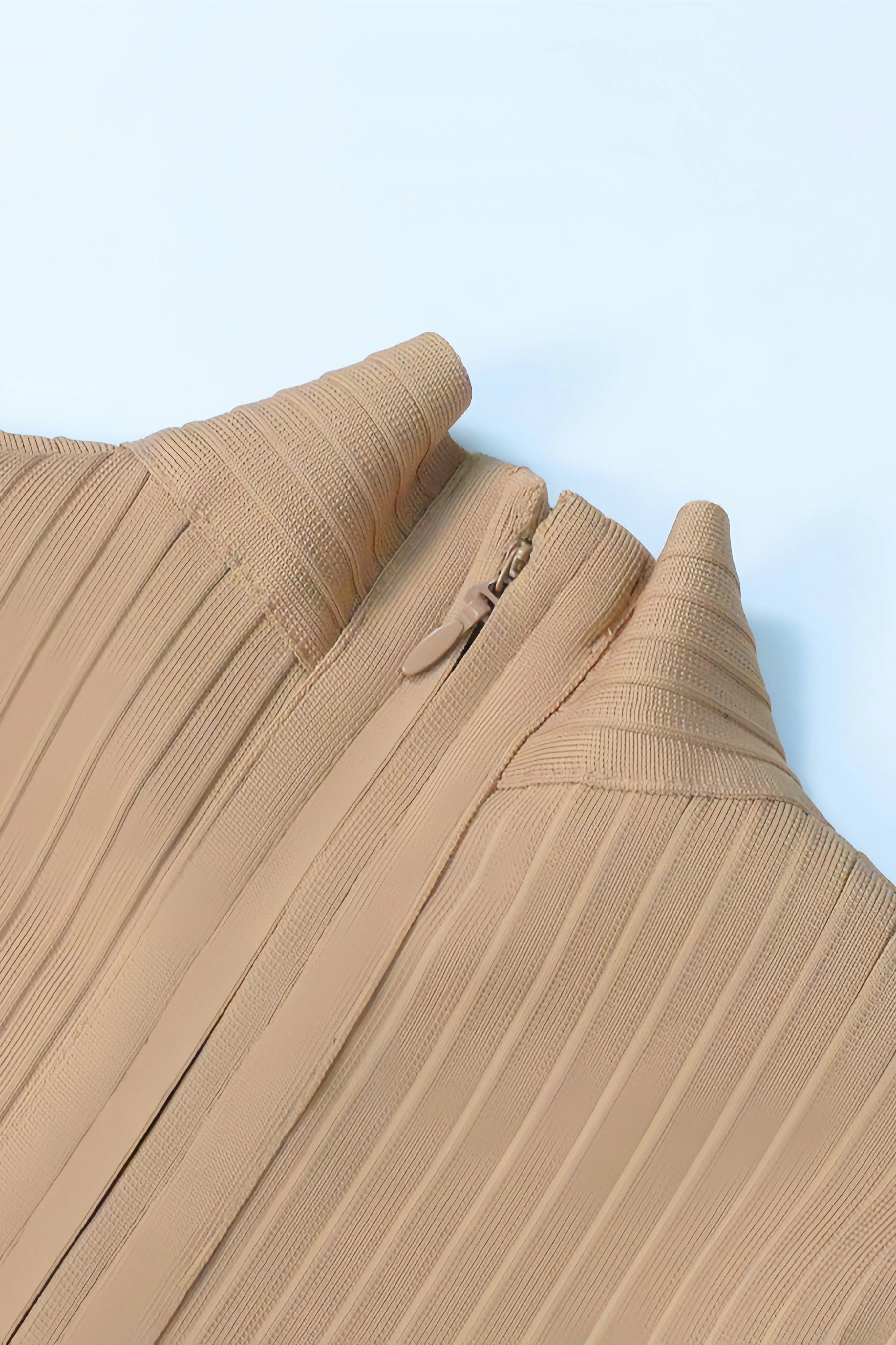 Elowina Midi Jurk – Geribbelde Elegantie met Wikkeldetail en Hoge Halslijn