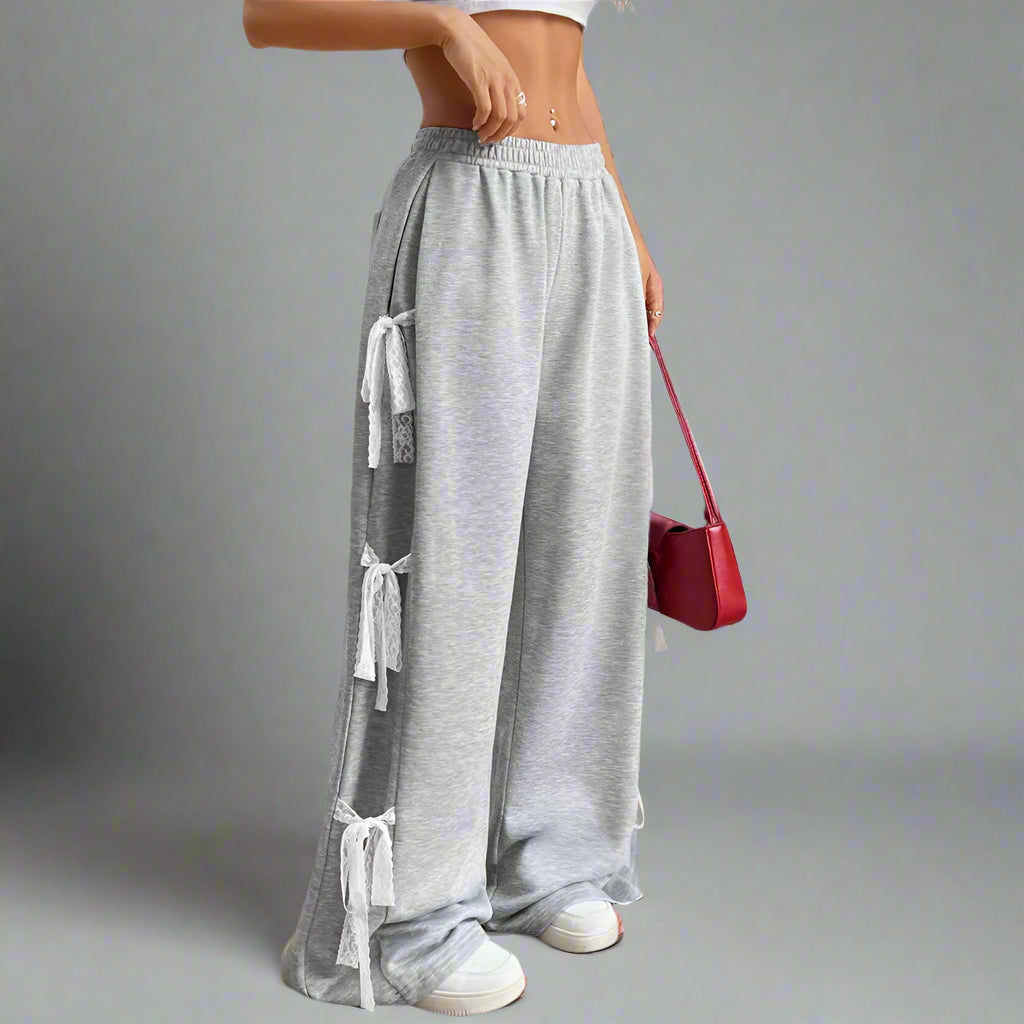 Sylvara Broek – Elegante Wijde Broek met Delicate Kanten Strik