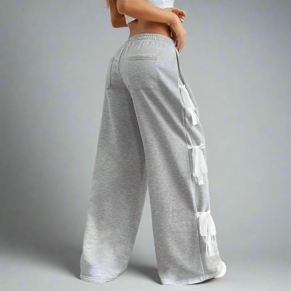 Sylvara Broek – Elegante Wijde Broek met Delicate Kanten Strik