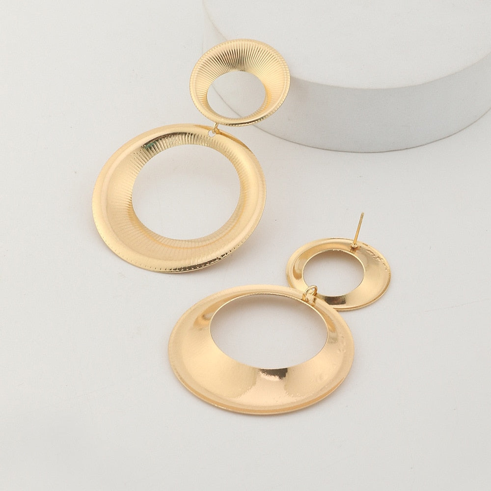 Elara Circle Earrings – Moderne Elegantielijn in Goud