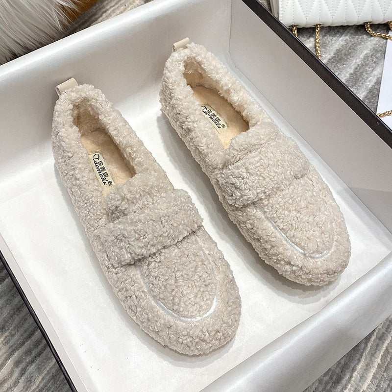 Liora Plush Slippers – Warmte, Zachtheid en Stijl in Één