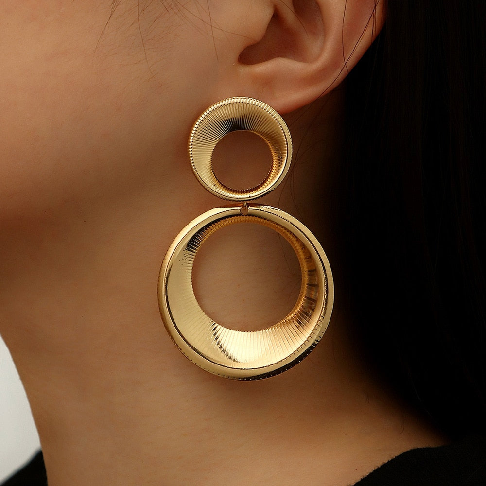 Elara Circle Earrings – Moderne Elegantielijn in Goud