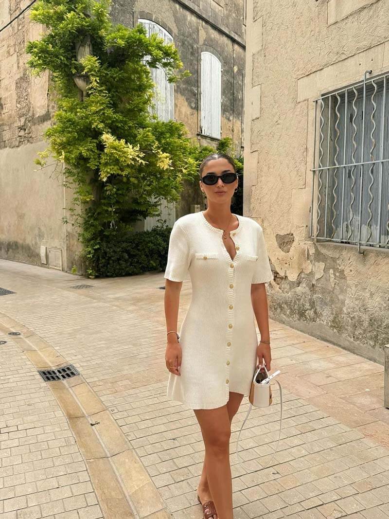 Gebreide dames mini jurk met ribstructuur en knoopsluiting – korte mouwen