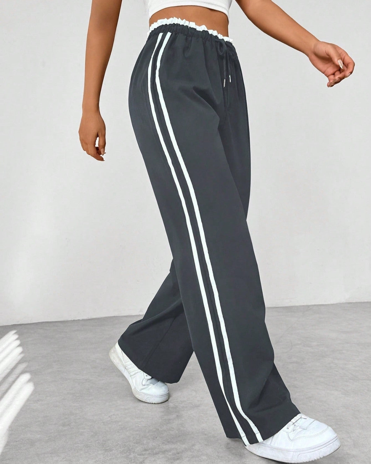 Zephyra – Wijde Broek met Sportieve Strepen en Elegante Pasvorm