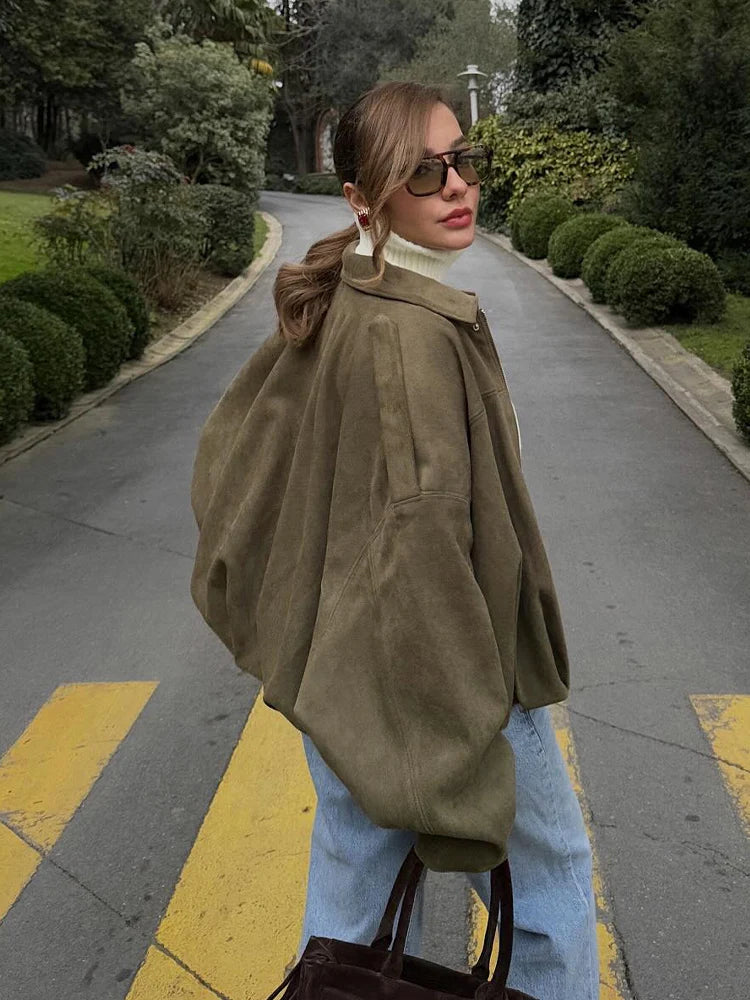 Ysolde – Suede Look Jas met Tijdloze Elegantie