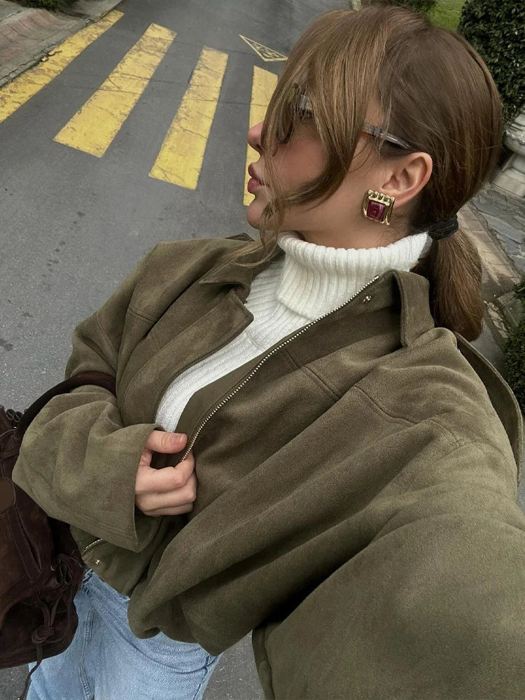 Ysolde – Suede Look Jas met Tijdloze Elegantie