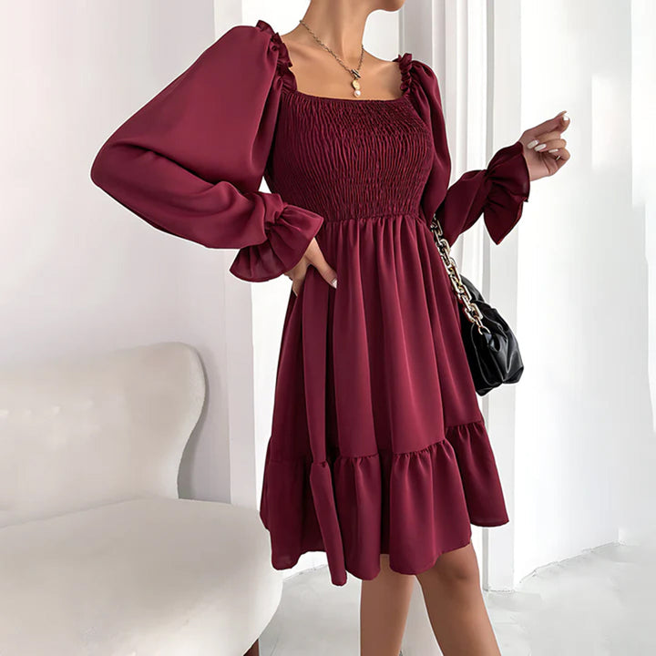 Veloura – Speelse mini-jurk met elegante ruches en vierkante halslijn