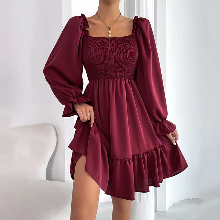 Veloura – Speelse mini-jurk met elegante ruches en vierkante halslijn